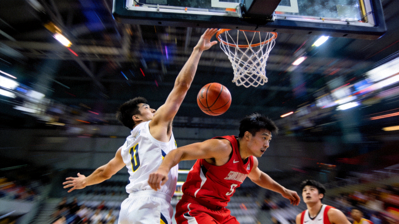 NBA篮球比赛关键回合，球员在篮下对抗争抢篮板的激烈瞬间